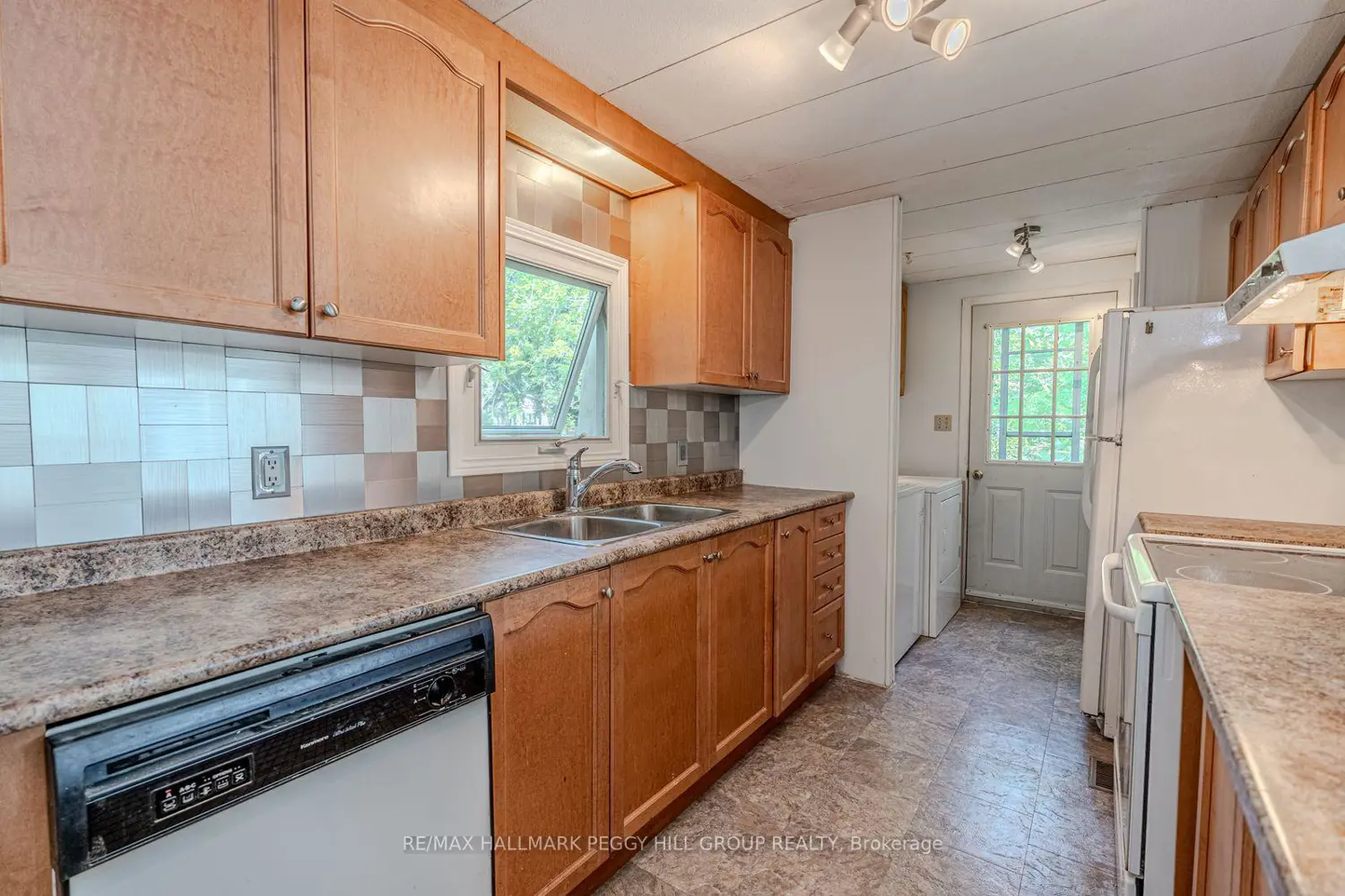85 Hawthorne Drive photo 4