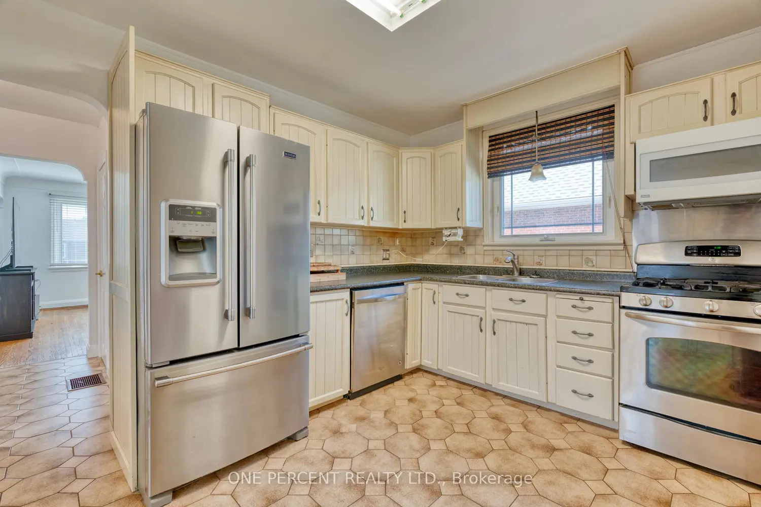 27 Delevan Crescent photo 5
