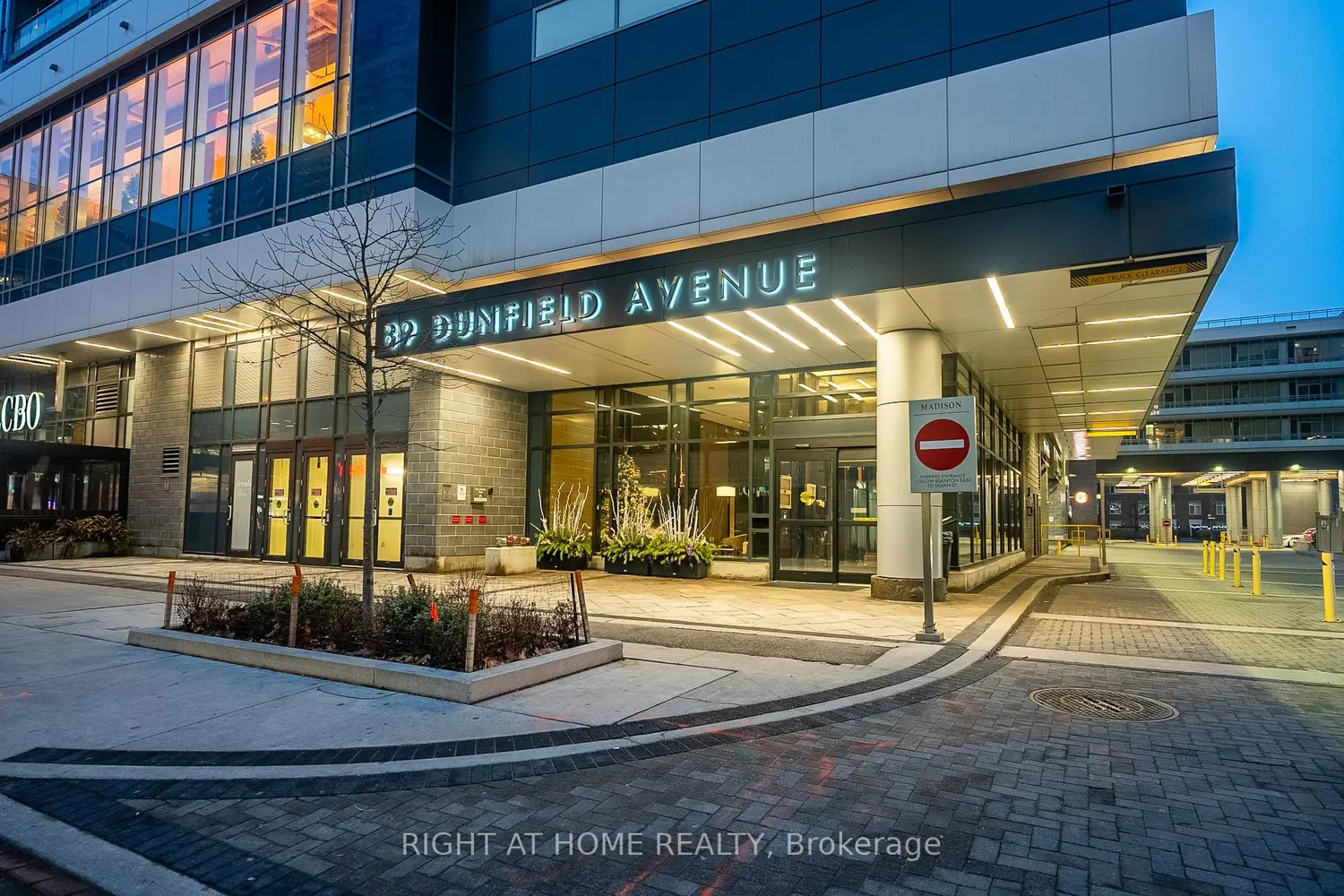 89 Dunfield Avenue 2306