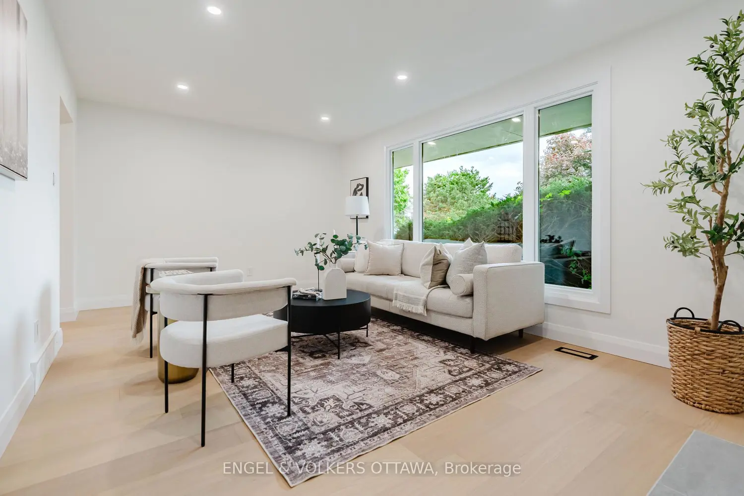 825 De Salaberry Street photo 3