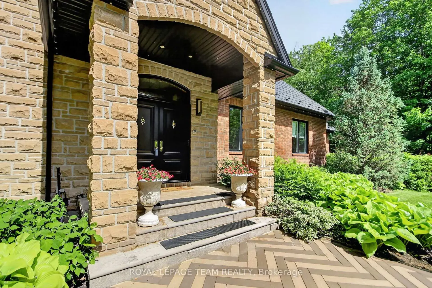 5849 Queenscourt Crescent