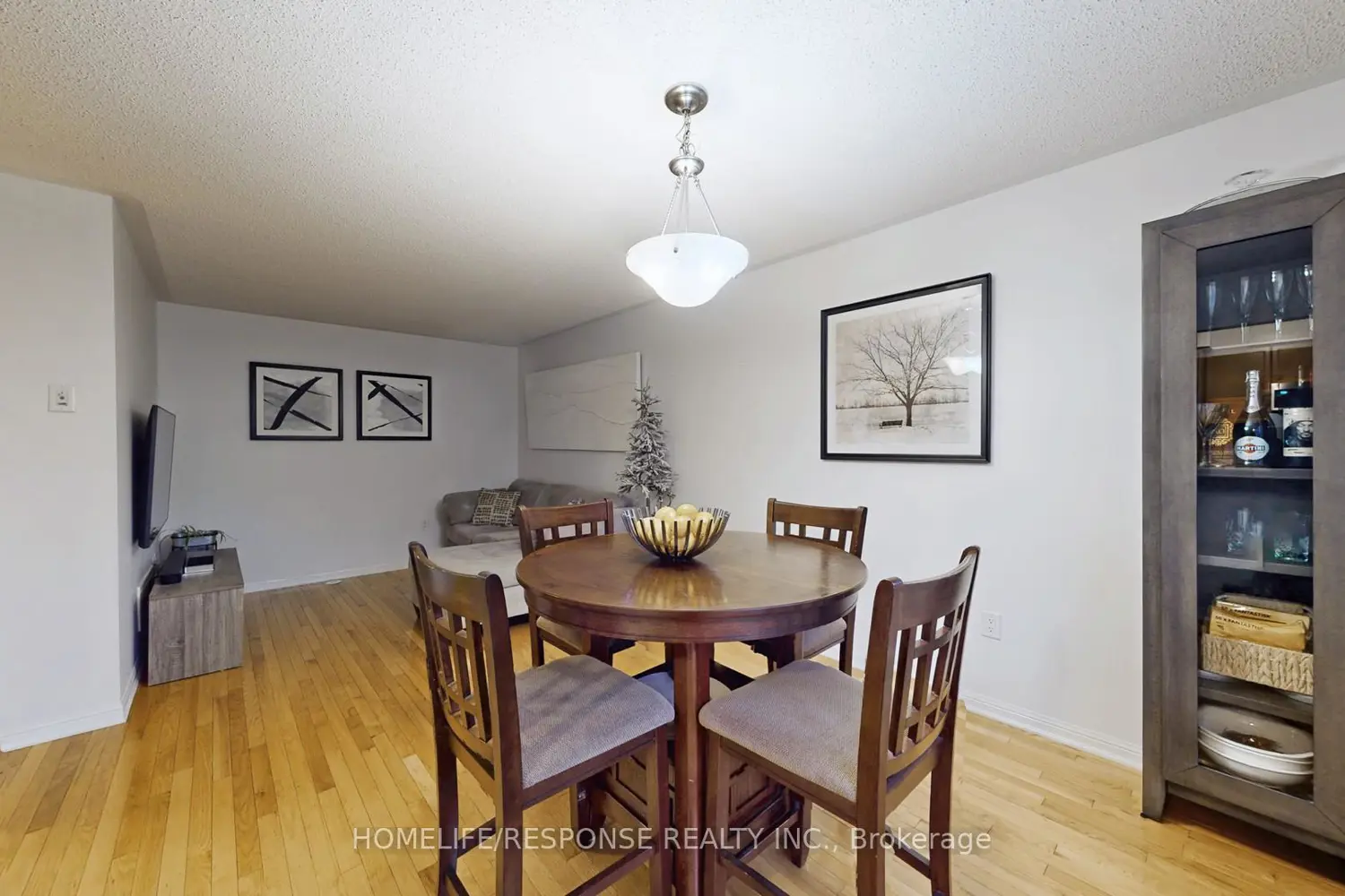 931 Deverell Place photo 3
