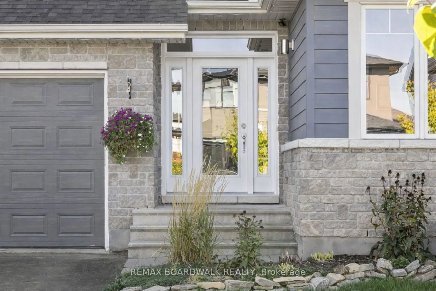 279 Sceptre Way photo 3