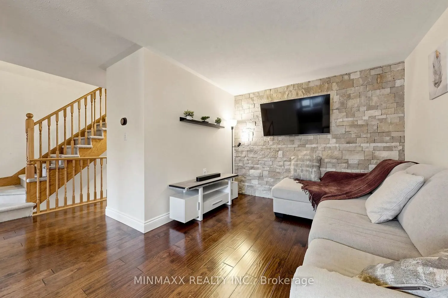 636 Frank Place photo 5