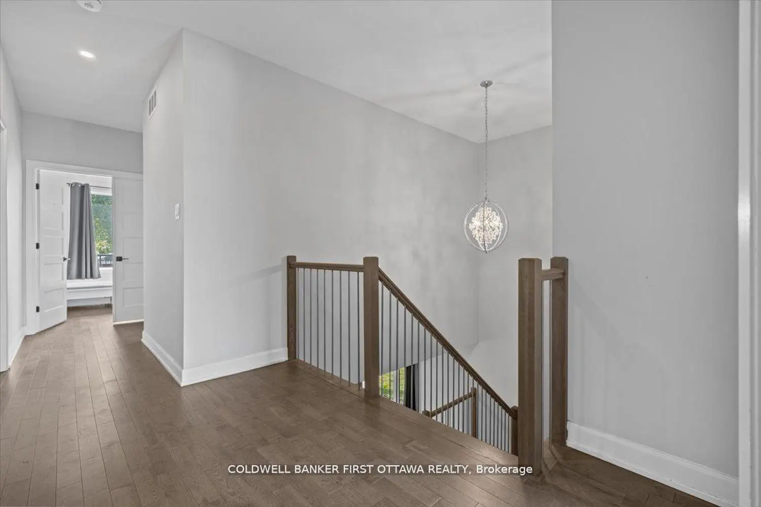562 Queen Mary Street photo 5
