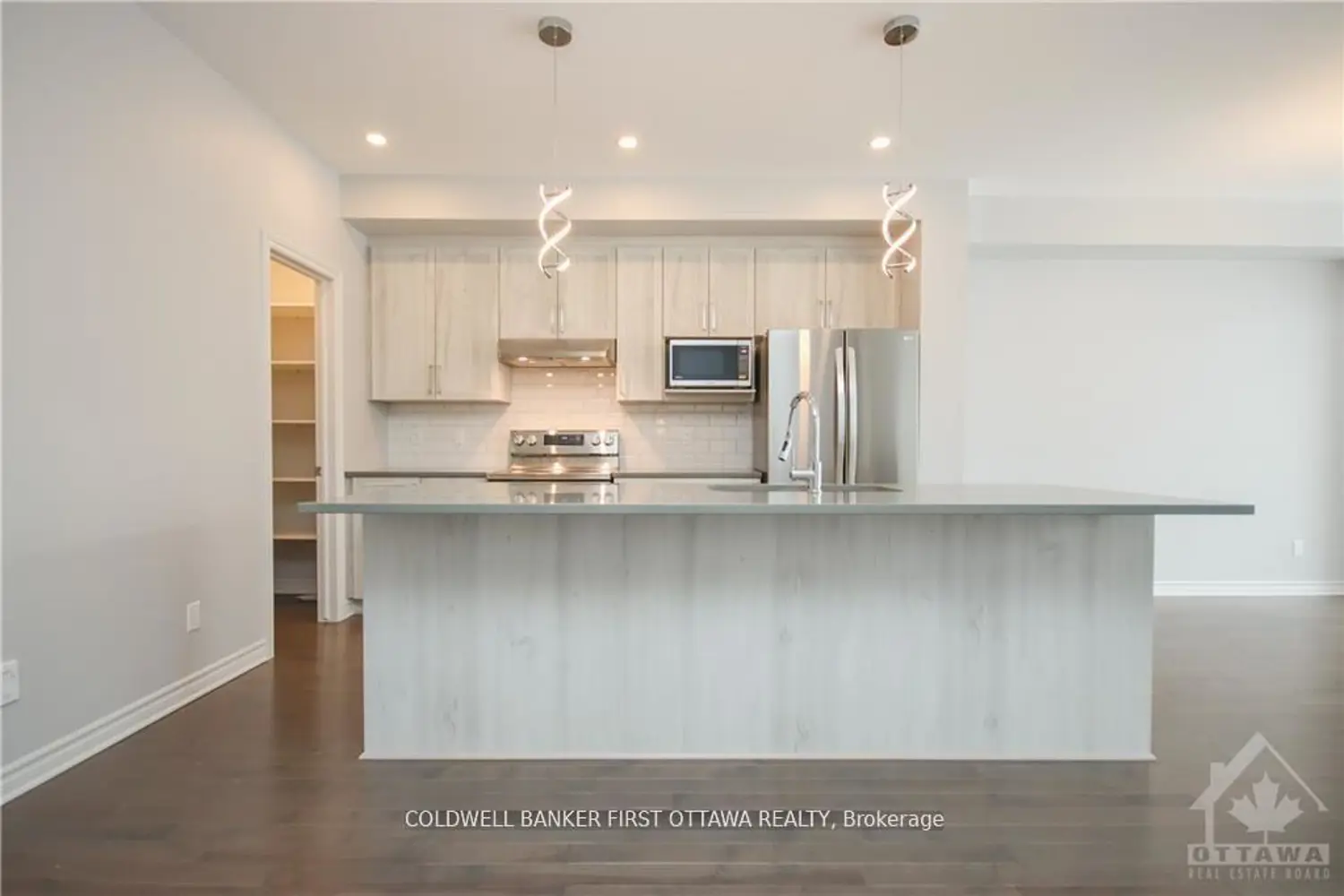 144 Angelonia Crescent photo 2