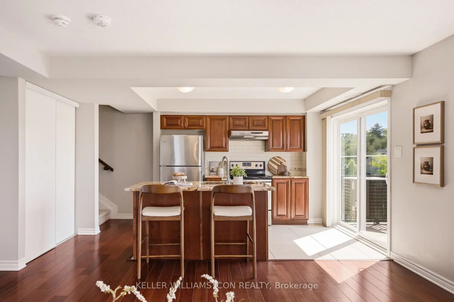 528 Clearbrook Drive photo 2