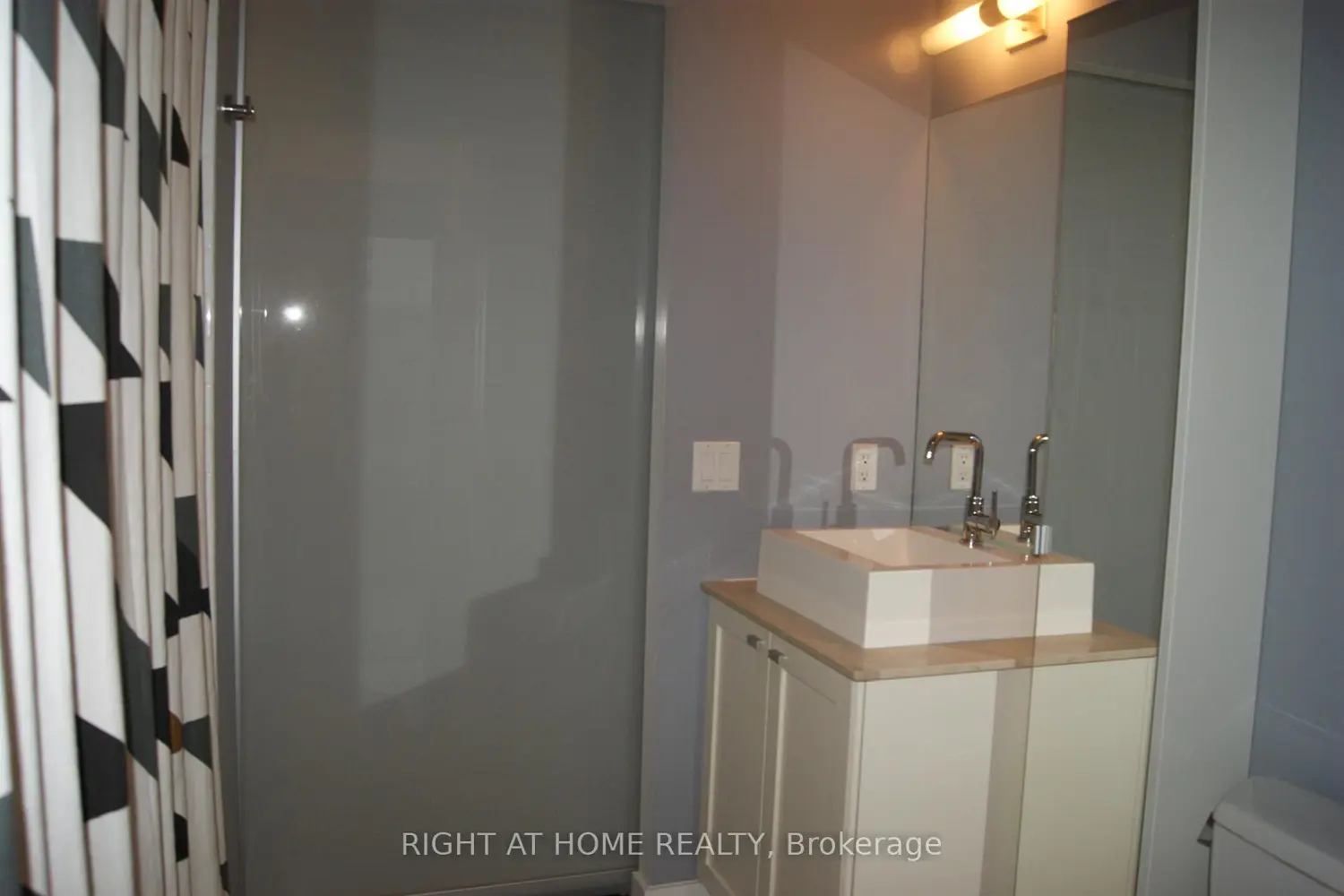 103 The Queensway 715 photo 2