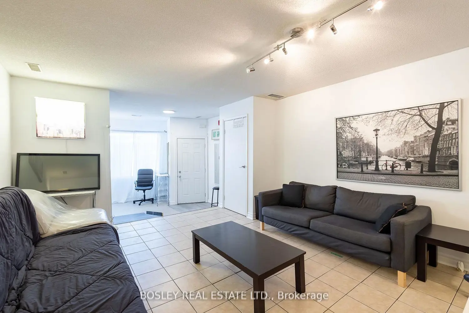 2963 Dundas Street photo 5