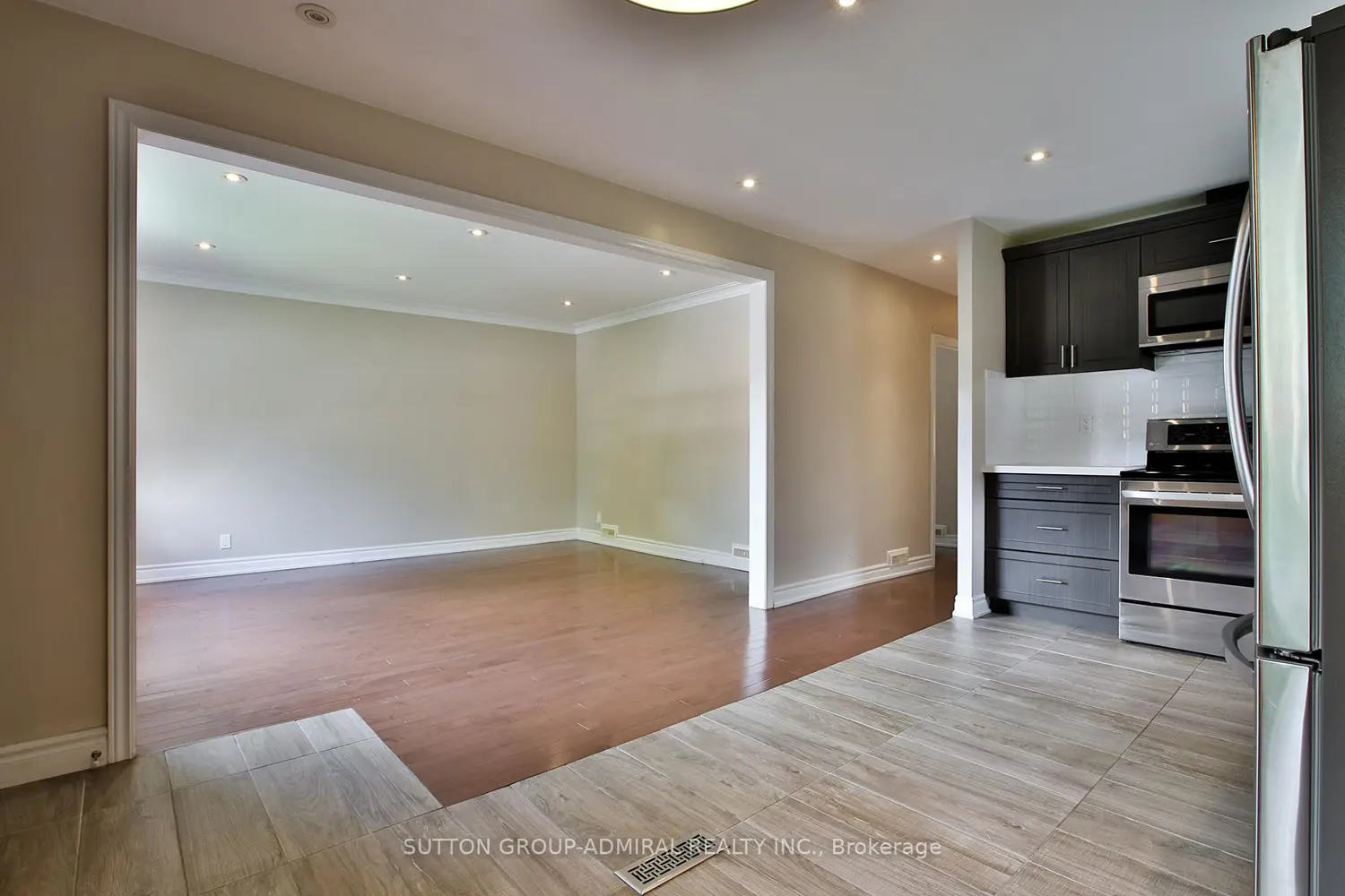 33 Regina Avenue photo 2