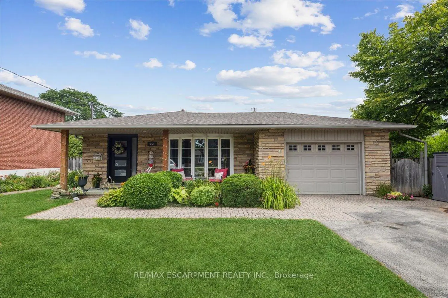 755 Parker Crescent photo 2