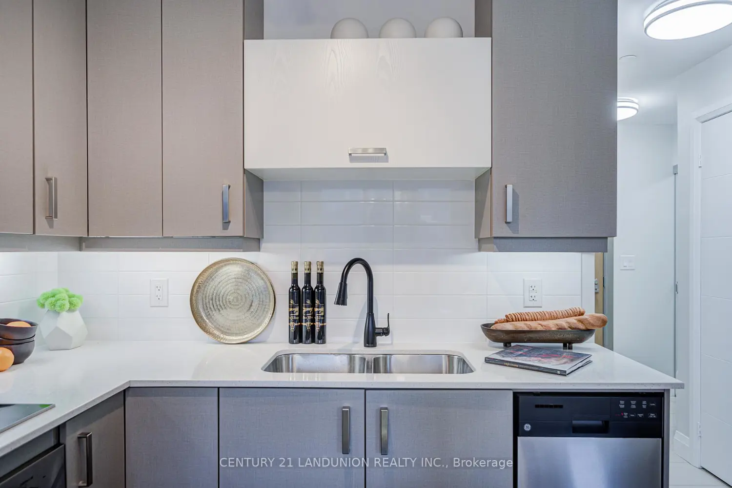 18 Uptown Drive 808 photo 4