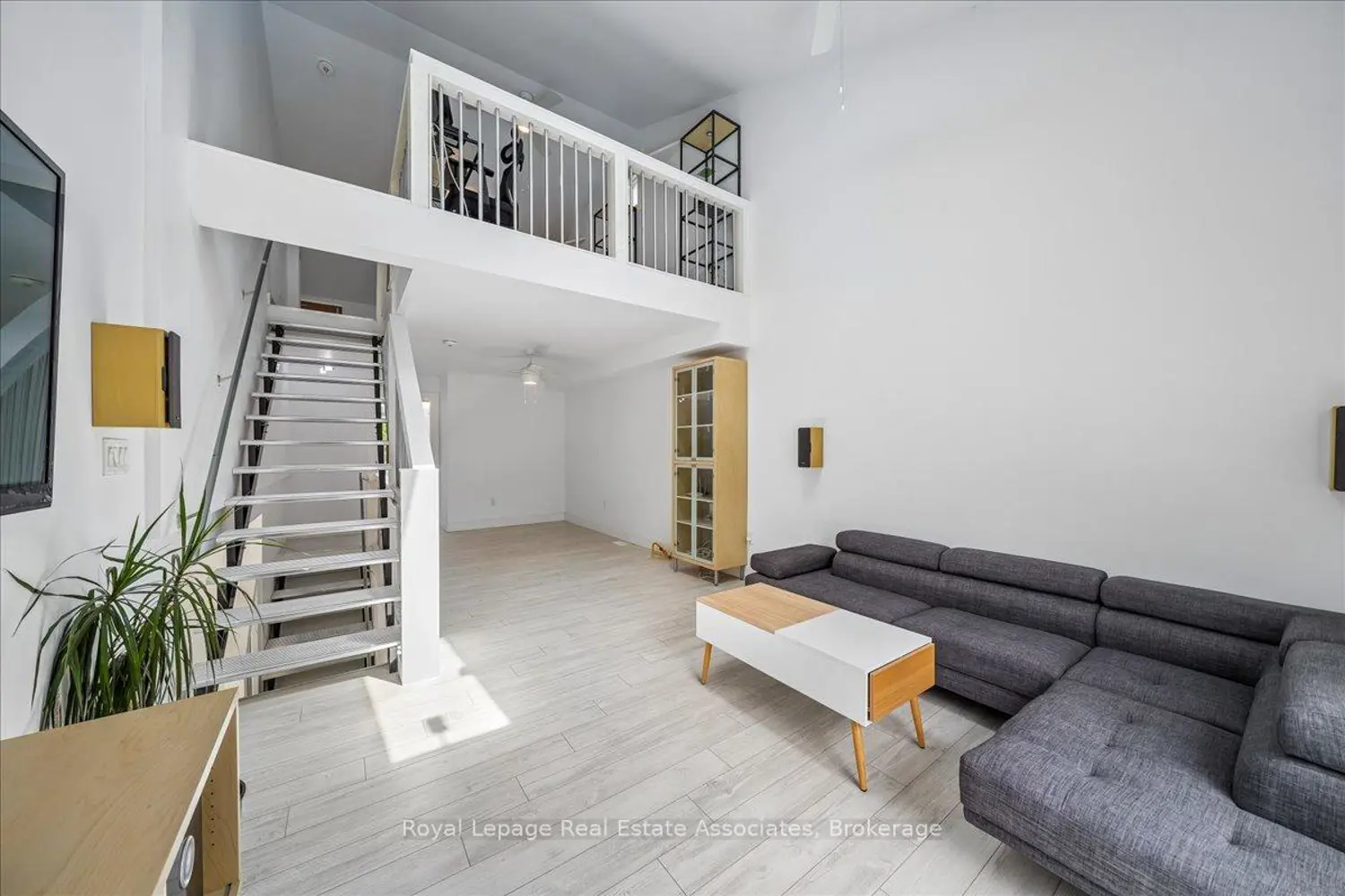 1168 Canterbury Road photo 2
