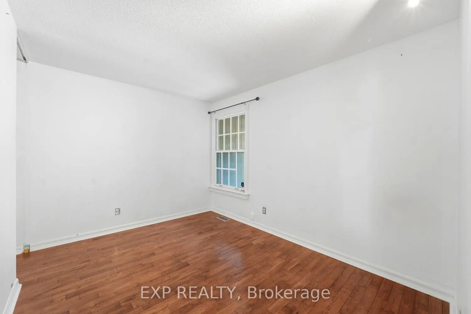 956 Gold Crescent photo 3