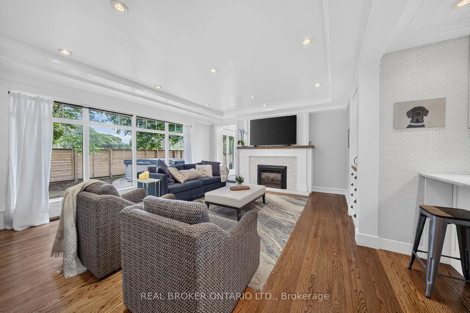 760 Kingsway Drive photo 3