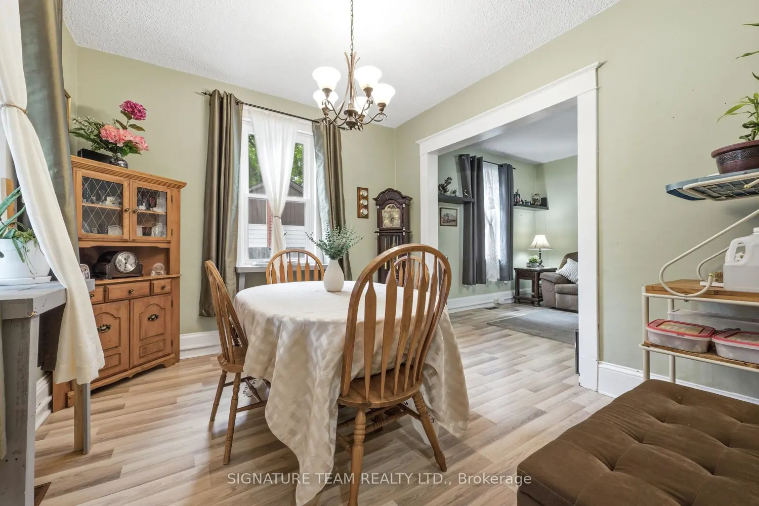 652 Moffat Street photo 4