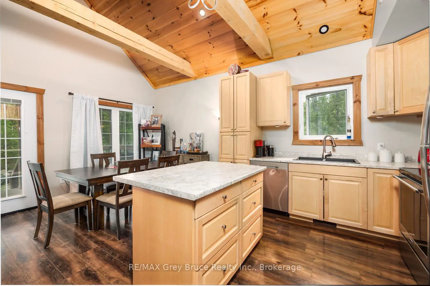73 Maple Drive photo 4