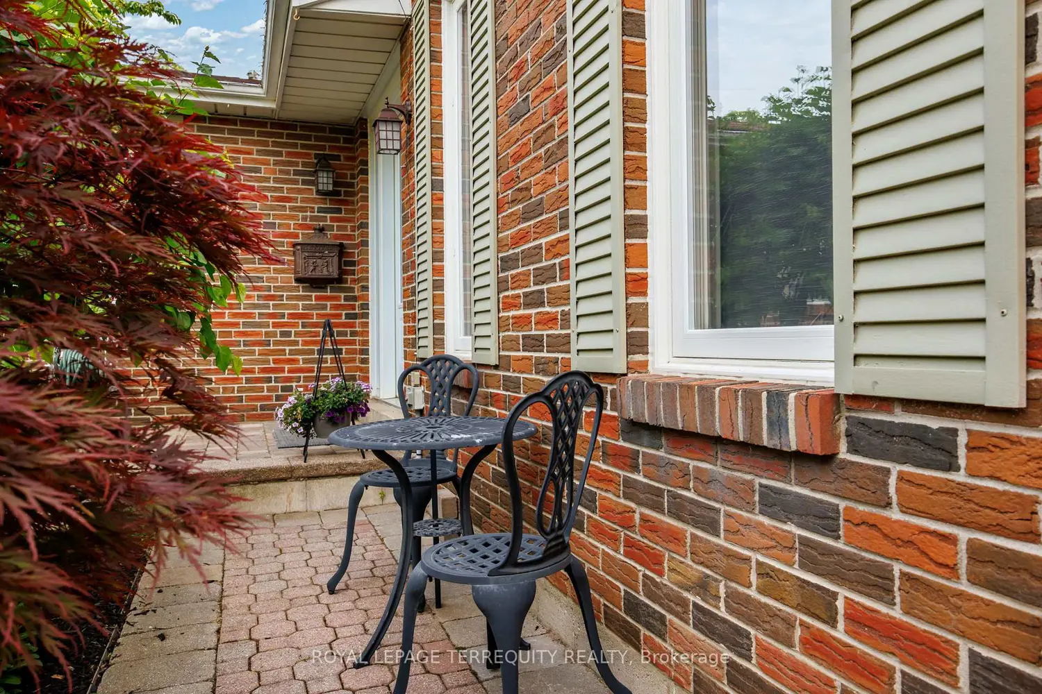 1853 Briarcrook Crescent photo 2