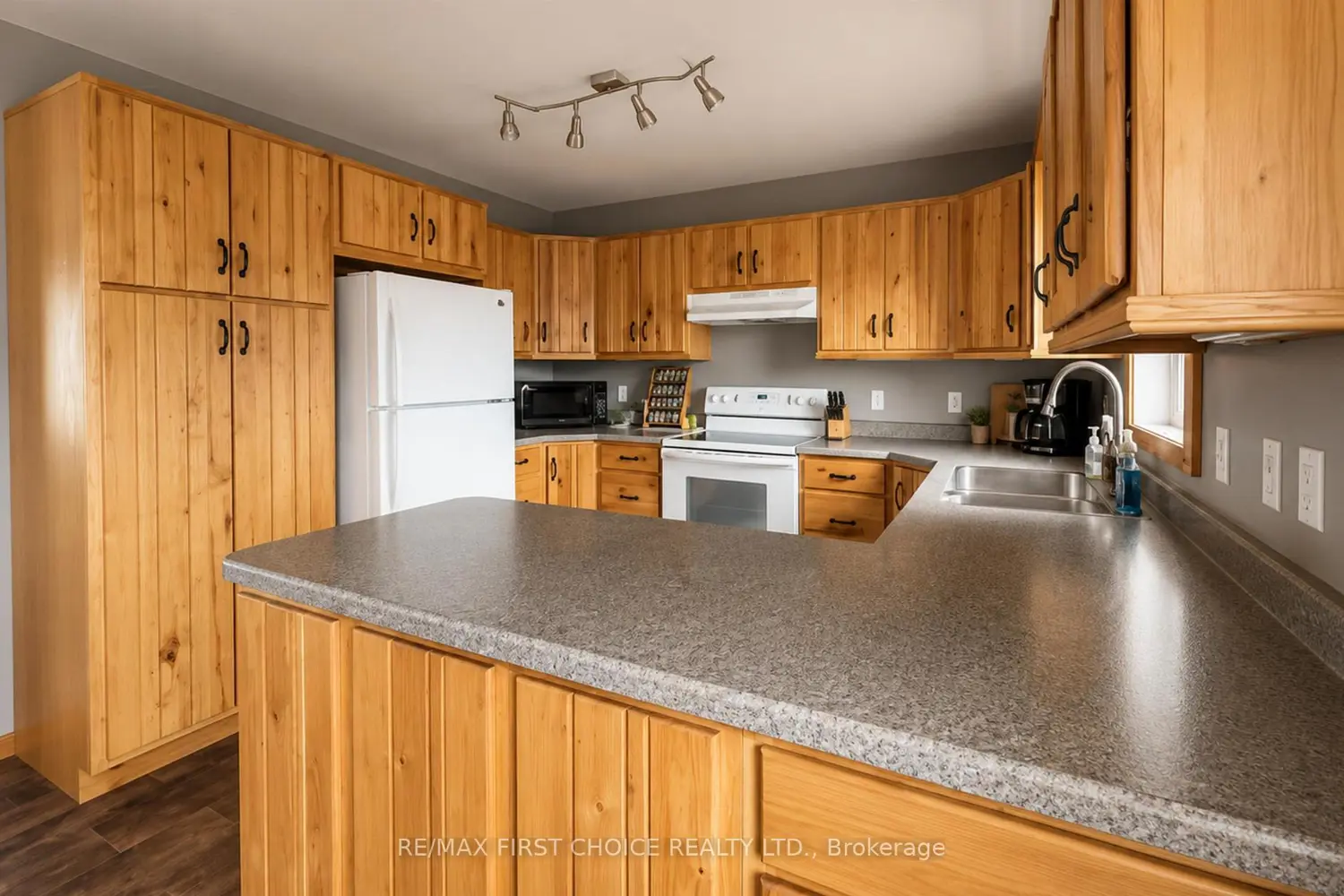 6086 Hwy 11/71 photo 4