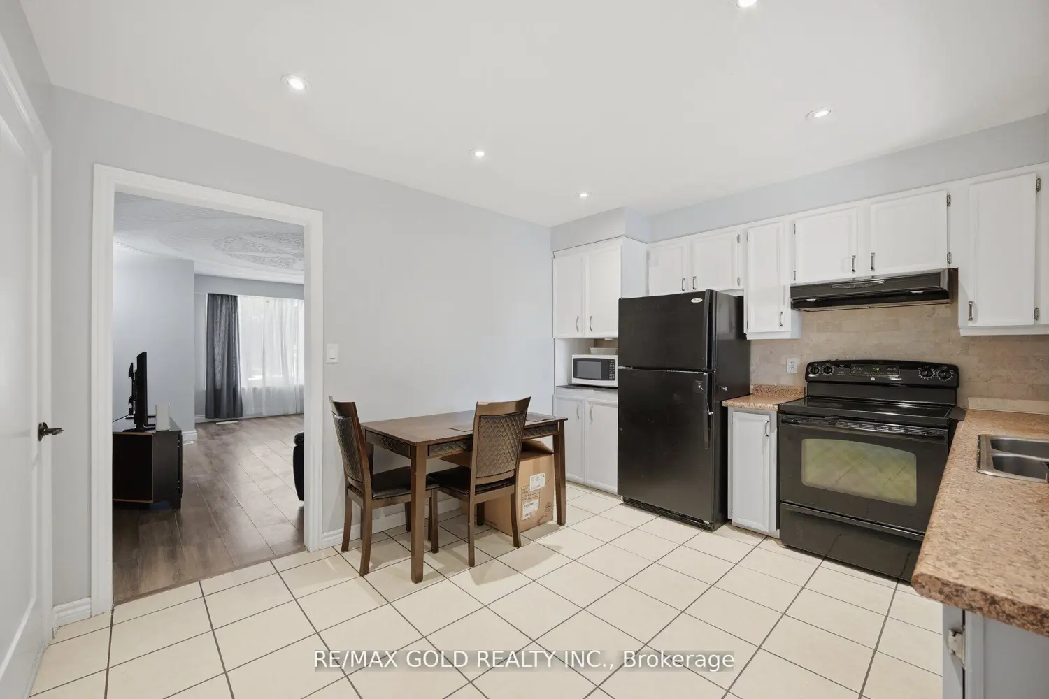 784 Douglas Street photo 3