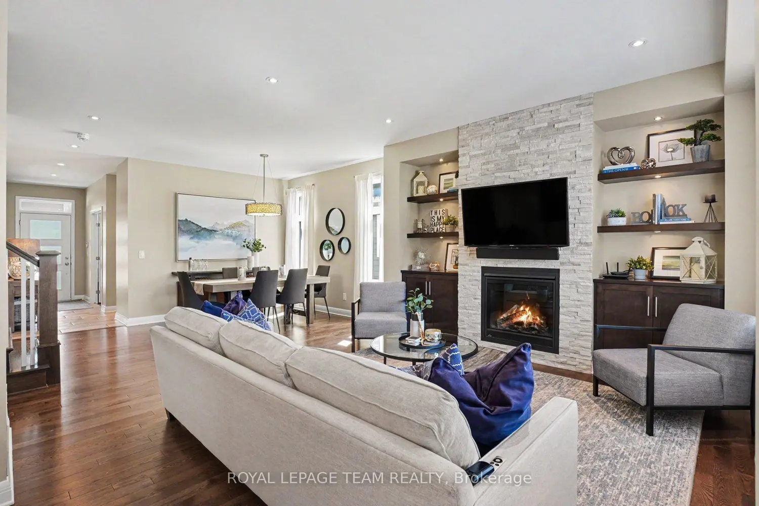 330 Devonian Way photo 3