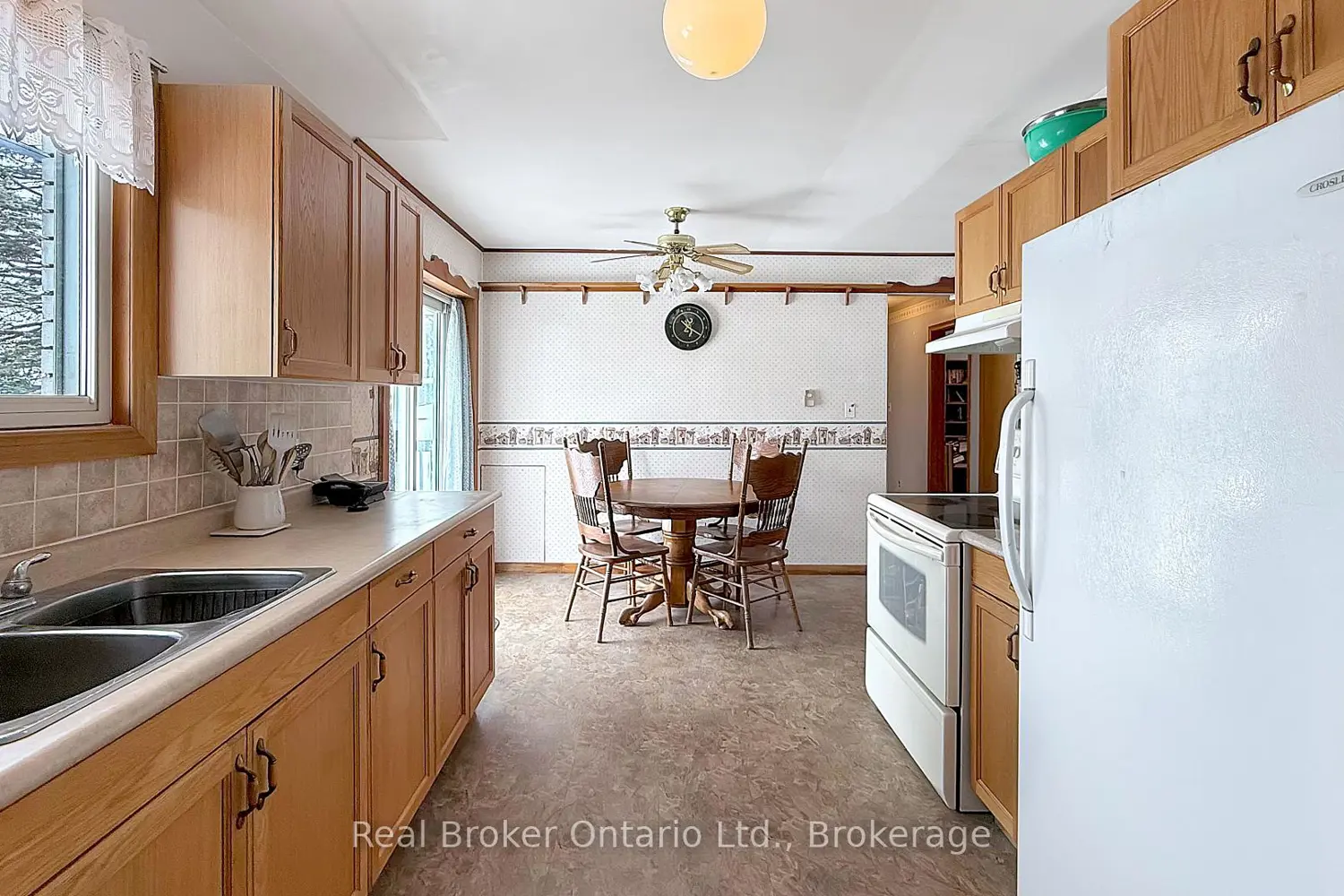 815 Albert Street photo 5