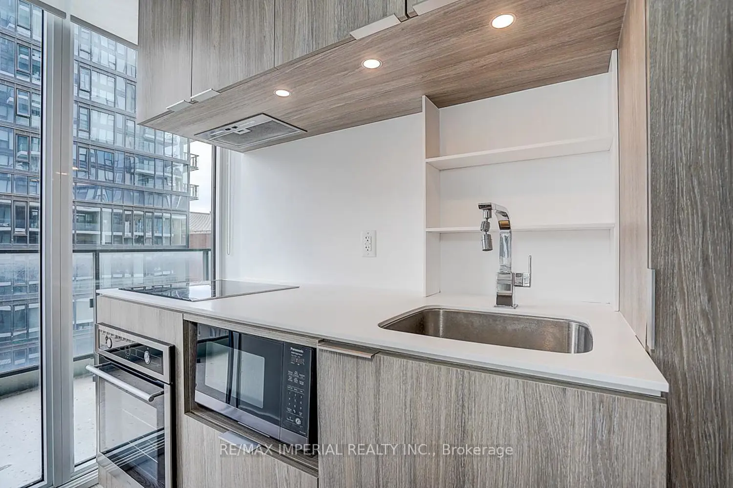 77 Shuter Street 710 photo 5
