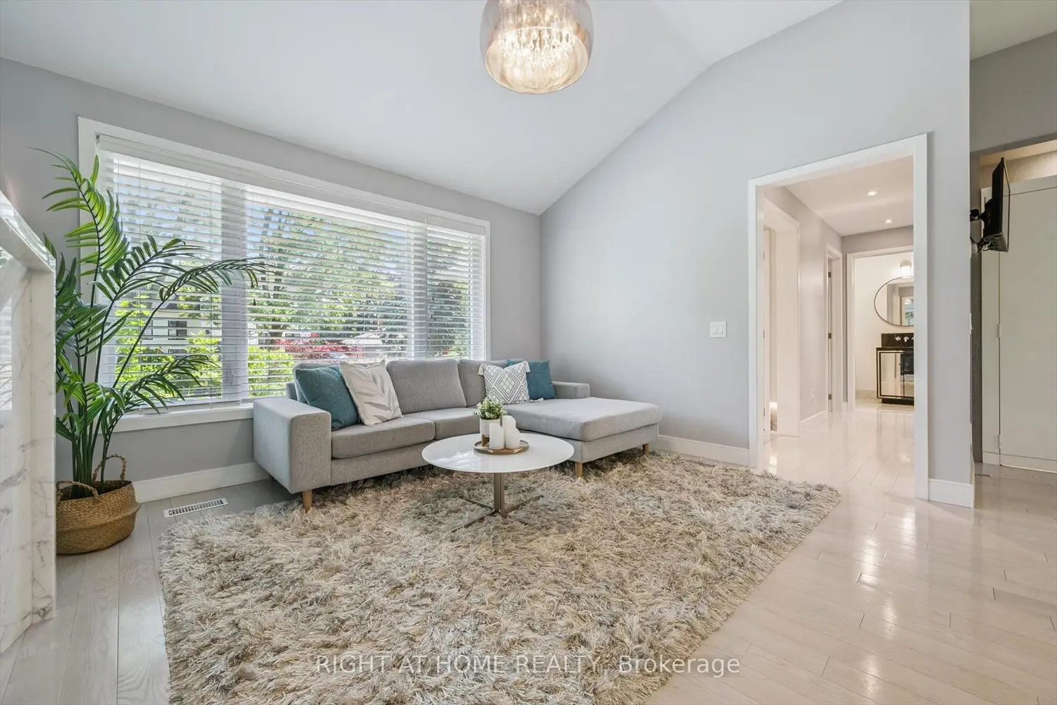 2486 Edenhurst Drive photo 3
