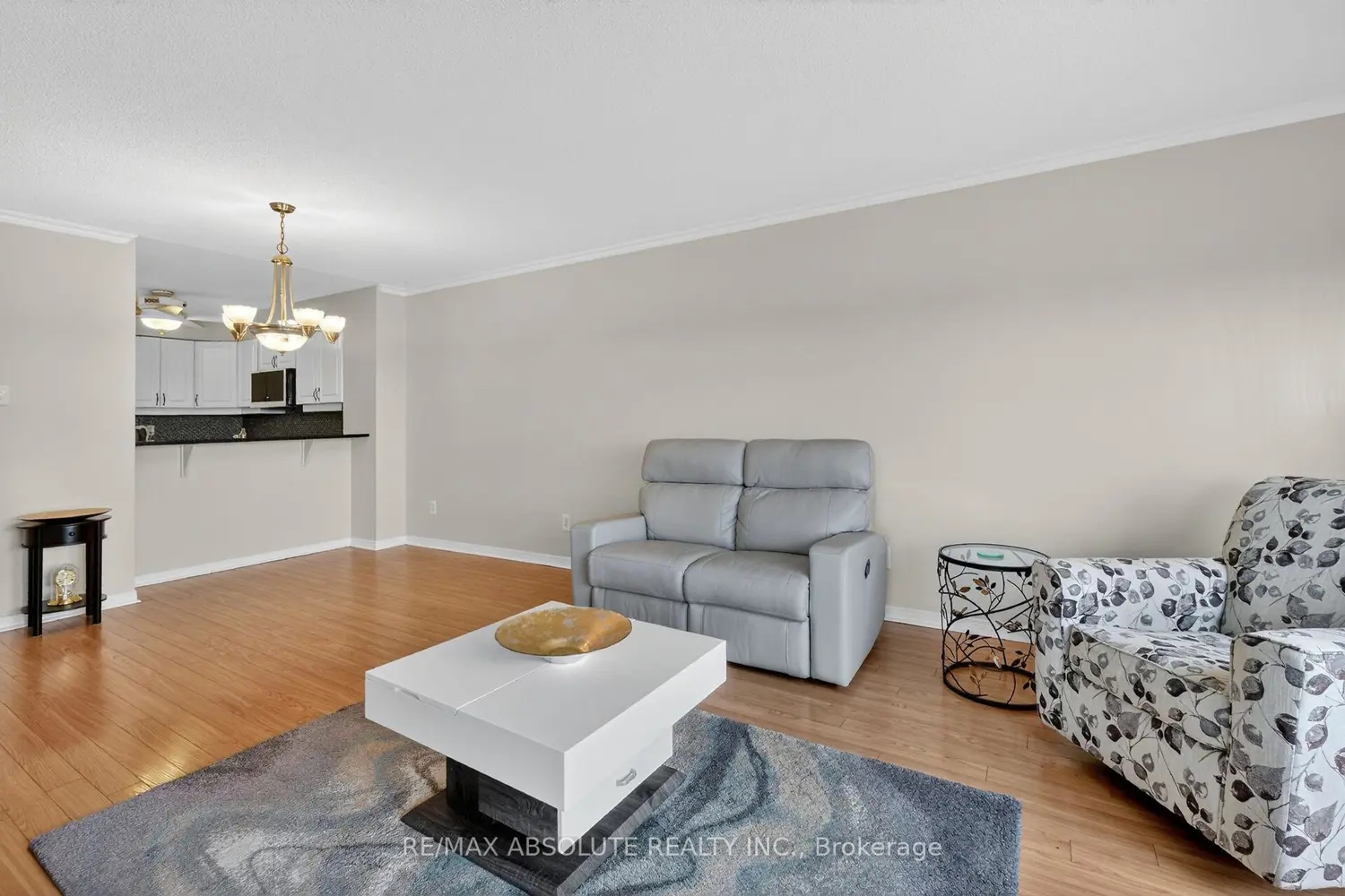 545 St Laurent Boulevard 806 photo 4