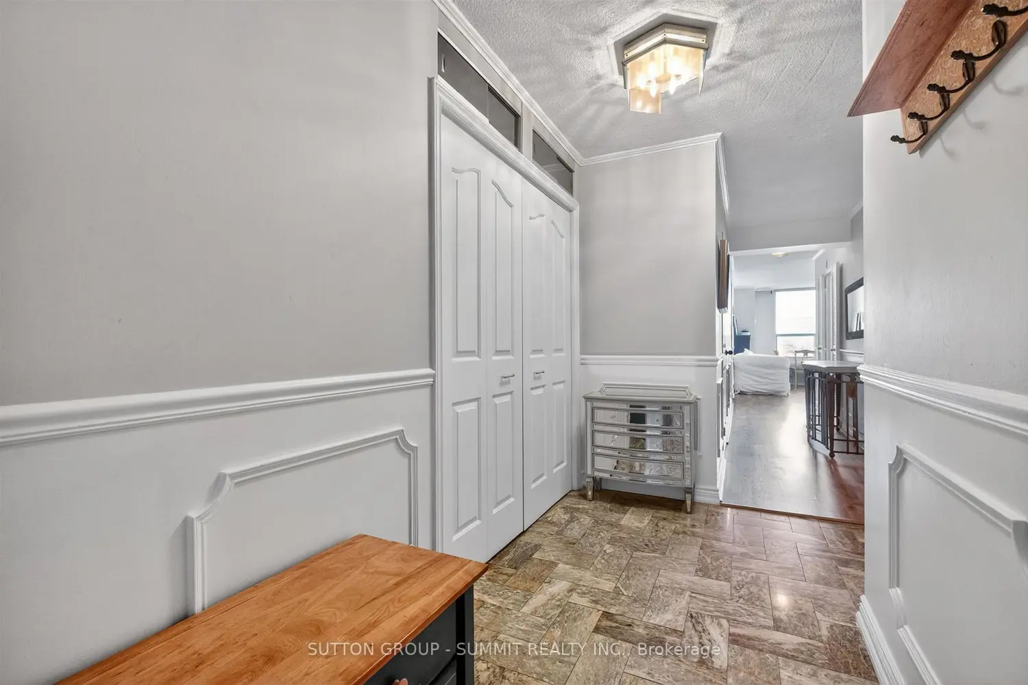 1535 Lakeshore Road 1606 photo 3