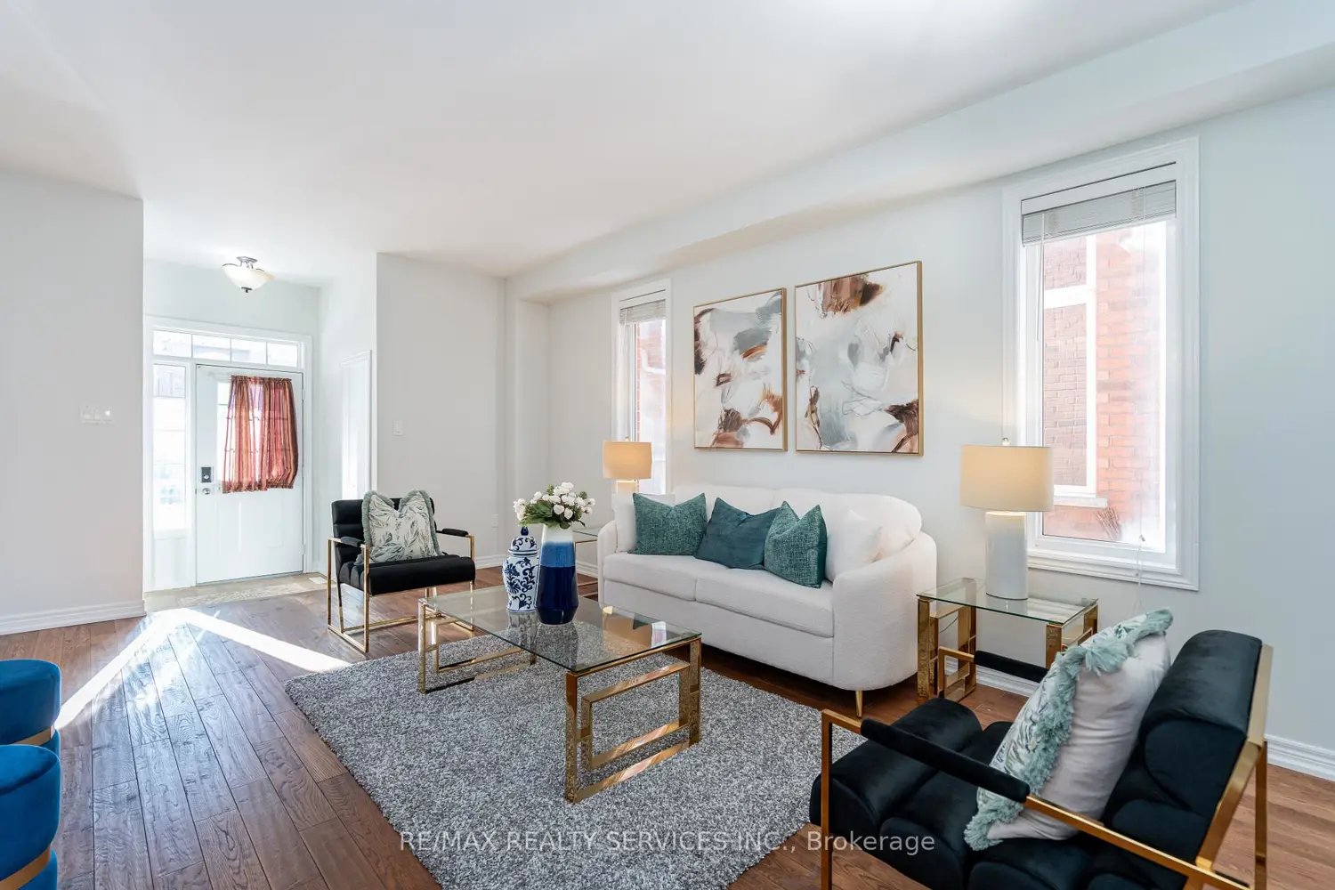 112 Amaranth Crescent photo 3