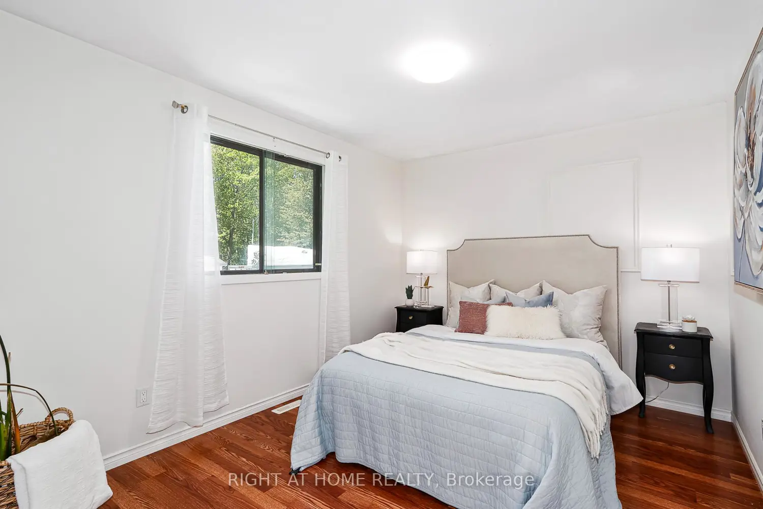 1059 Glen Mhor Crescent photo 5