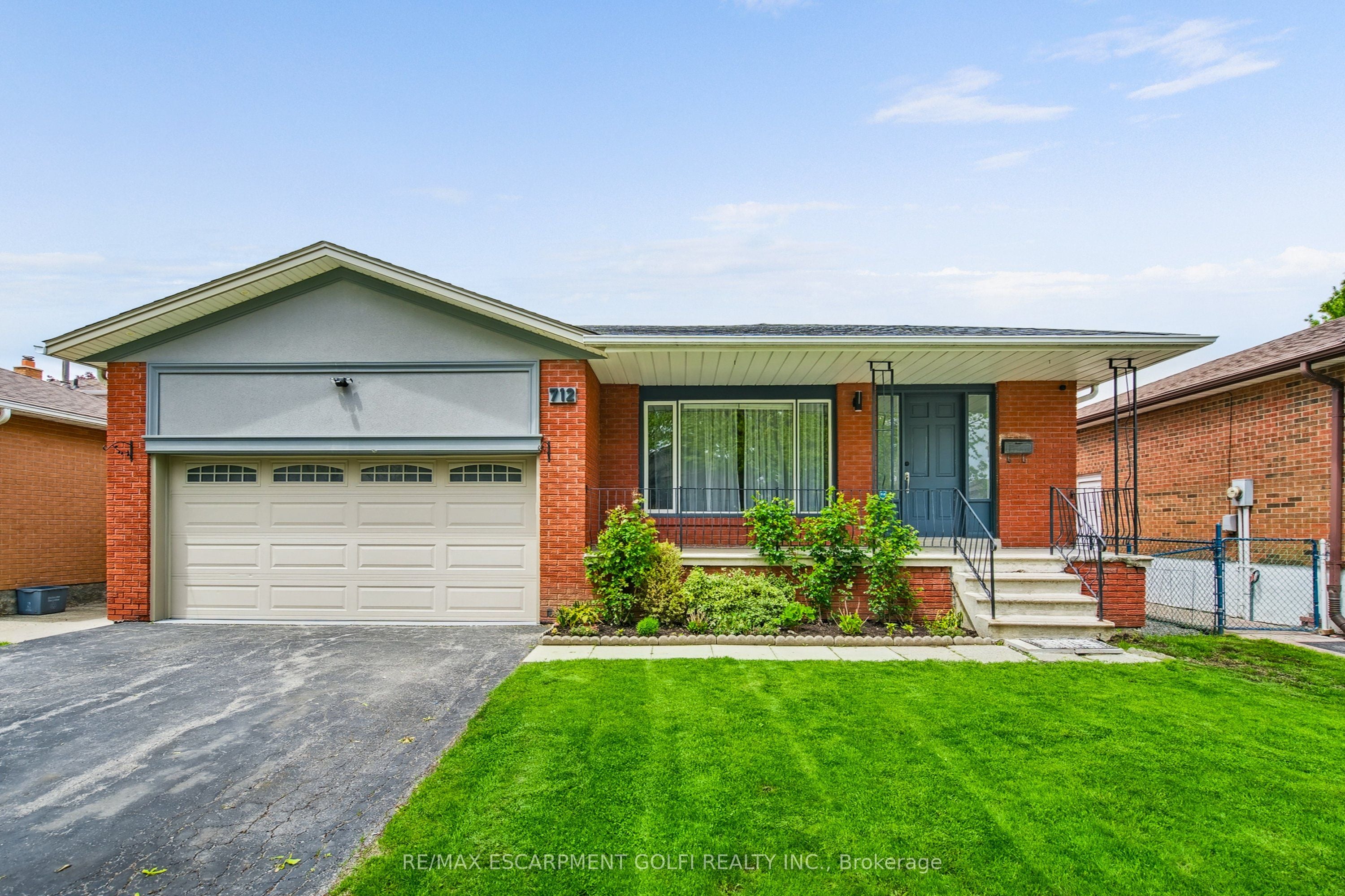 Upper-712 Vermouth Avenue, Mississauga, ON, L5A 3T3