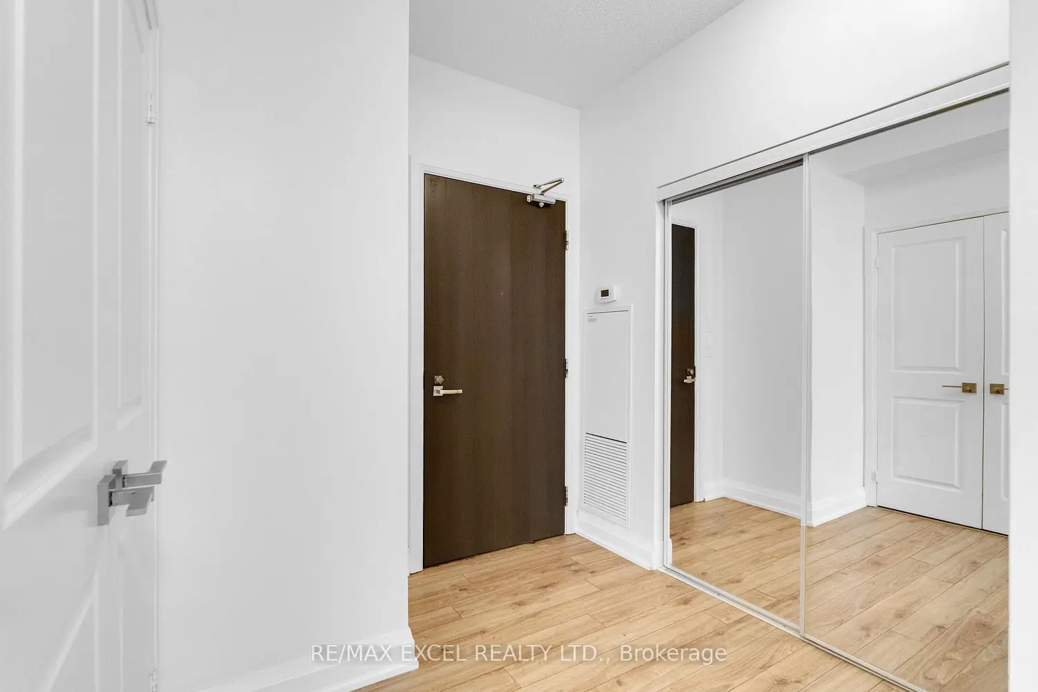 7161 Yonge Street 625 photo 4