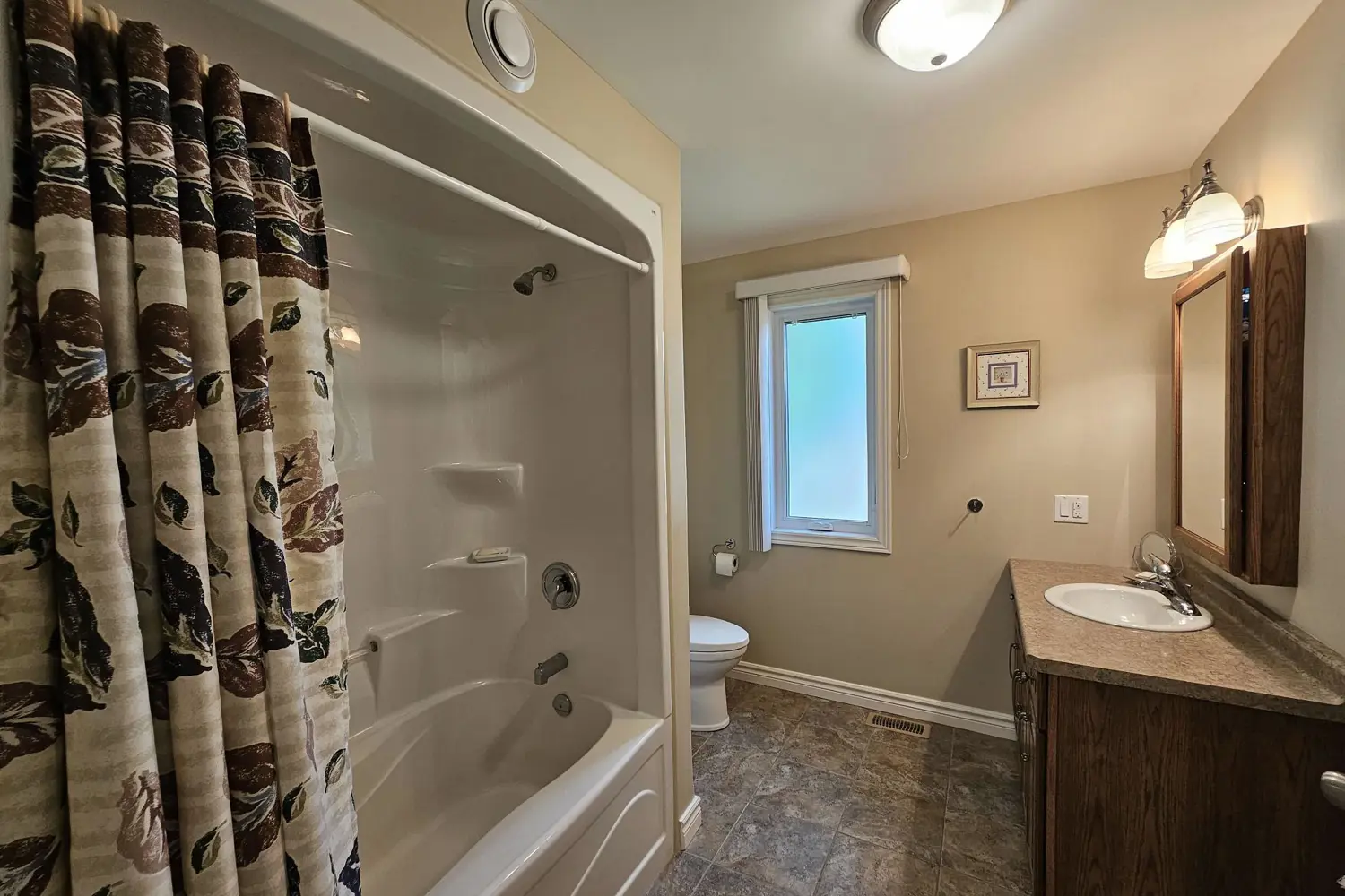 39 Ross Avenue photo 5