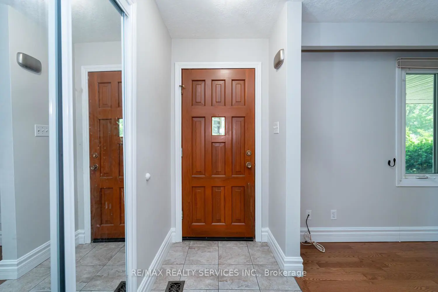 285 Thorncrest Drive photo 3