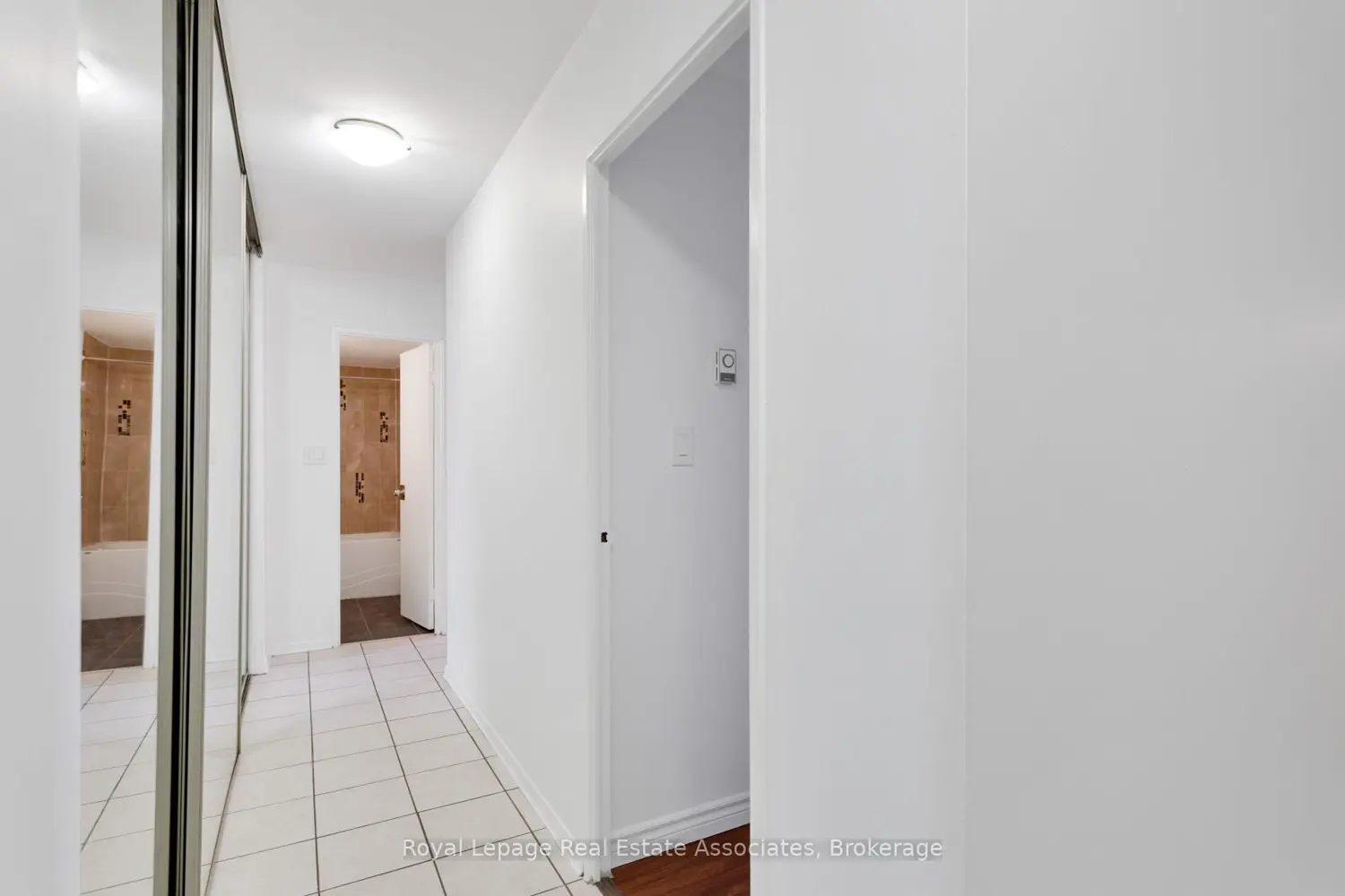 5 Massey Square 1710 photo 2