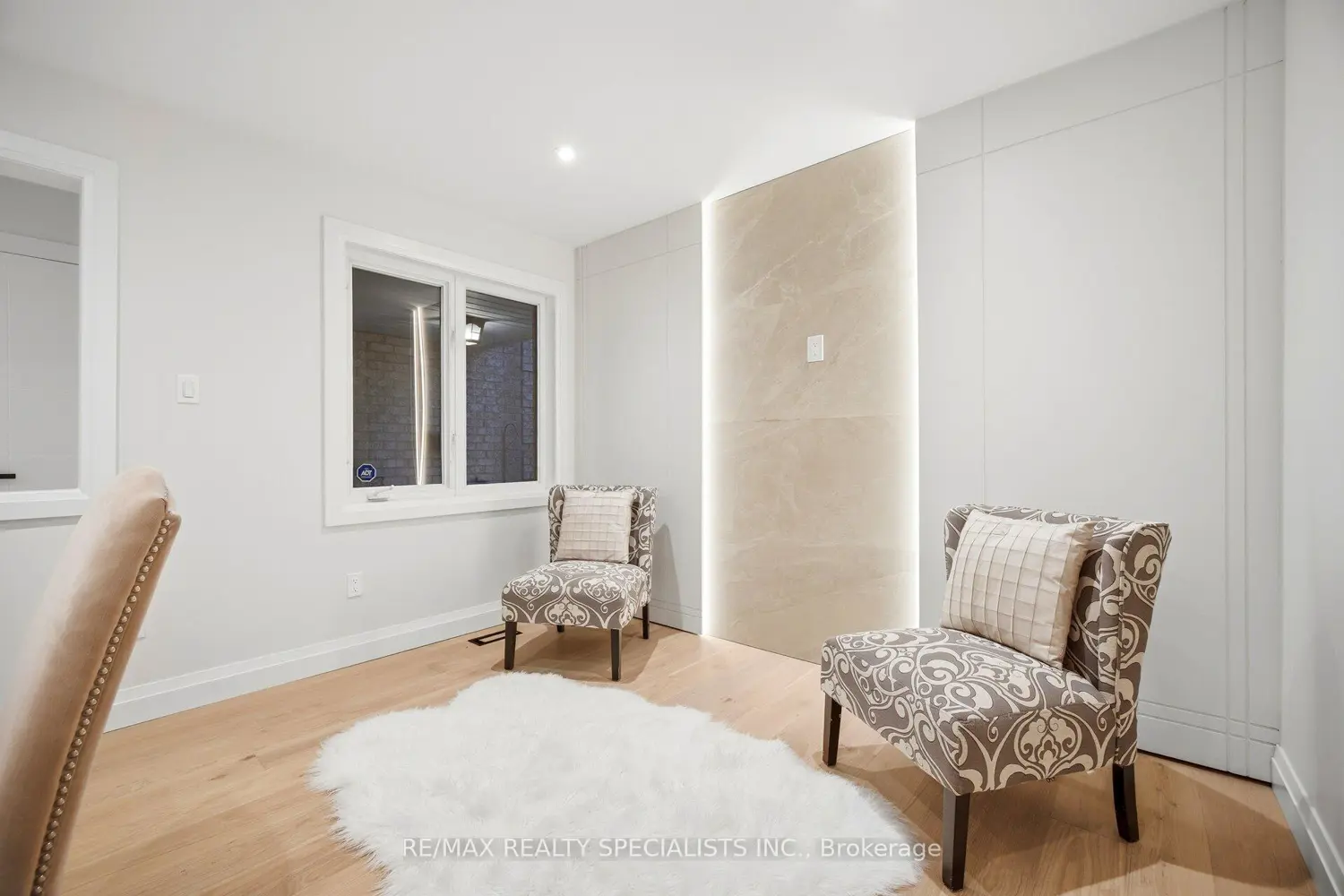 2555 Thomas Street 6 photo 5