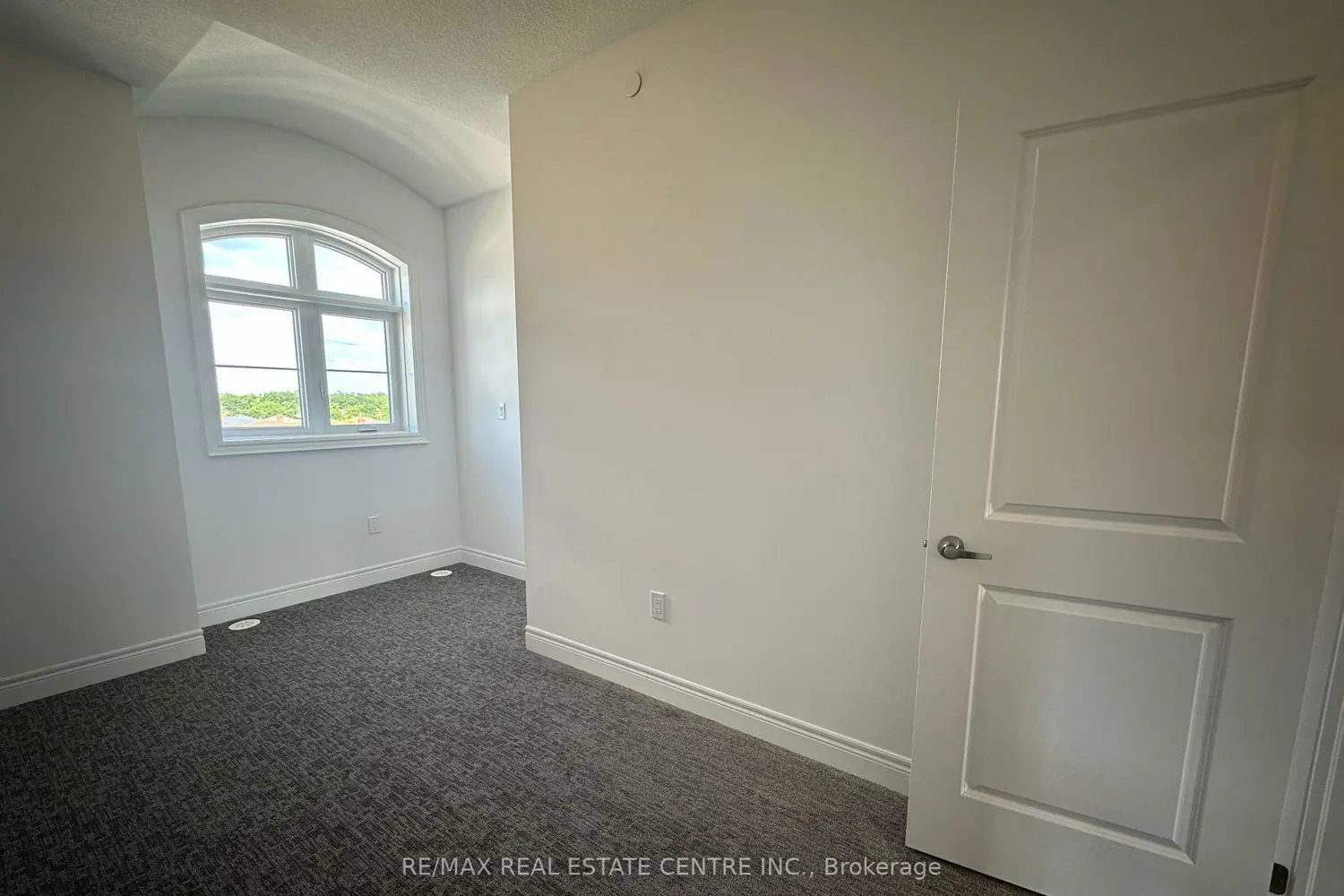 2140 Trafalgar Road 49 photo 4