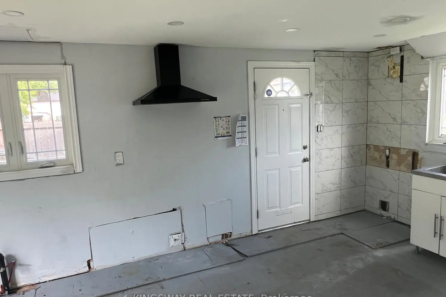 18 Gemshaw Crescent photo 3