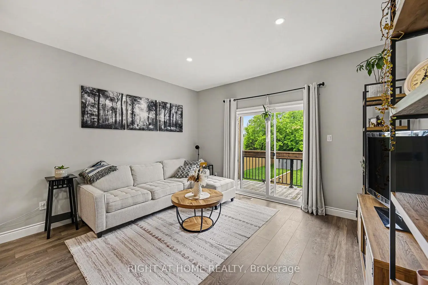 306 Forestview Crescent photo 2