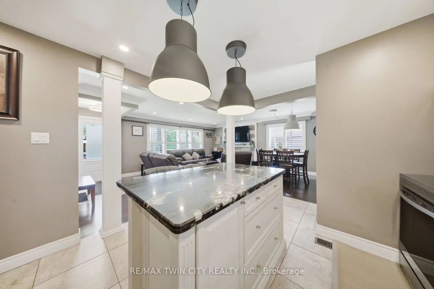 8 Queensway Drive photo 5
