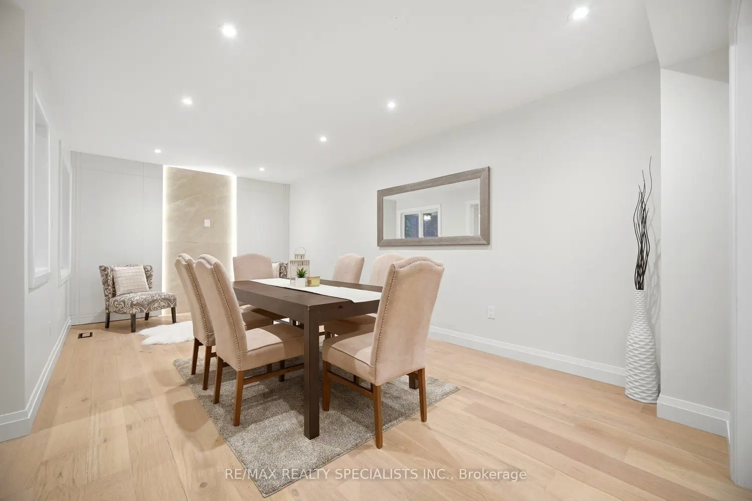 2555 Thomas Street 6 photo 4
