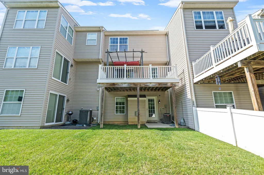 8424 Stansbury Lake Dr, Dundalk, MD 21222