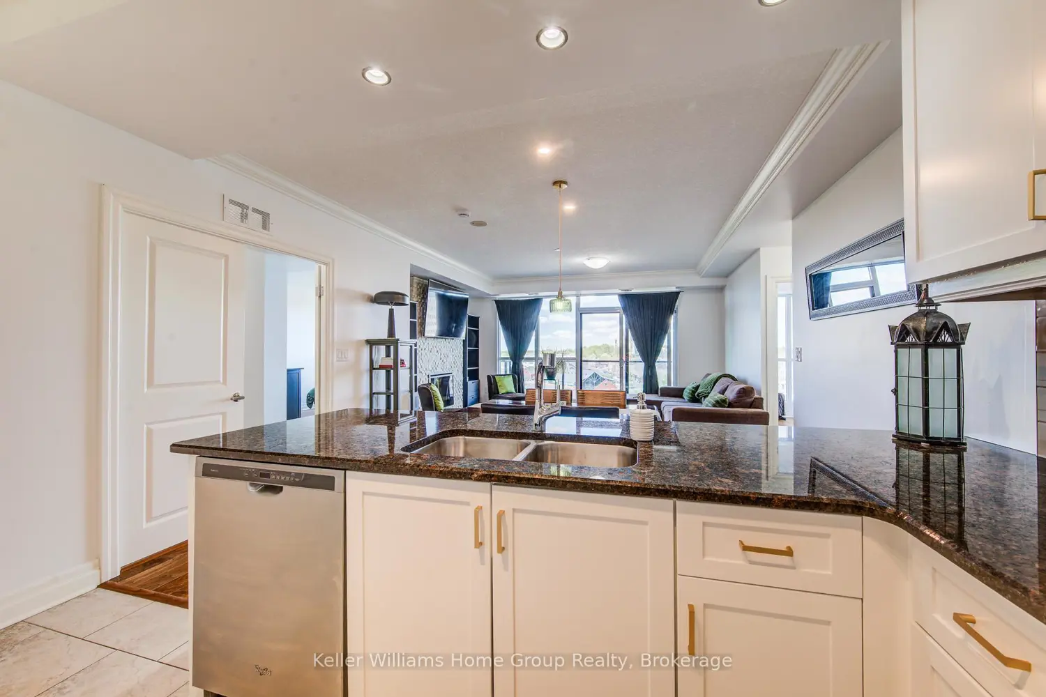 150 Wellington Street 901 photo 3