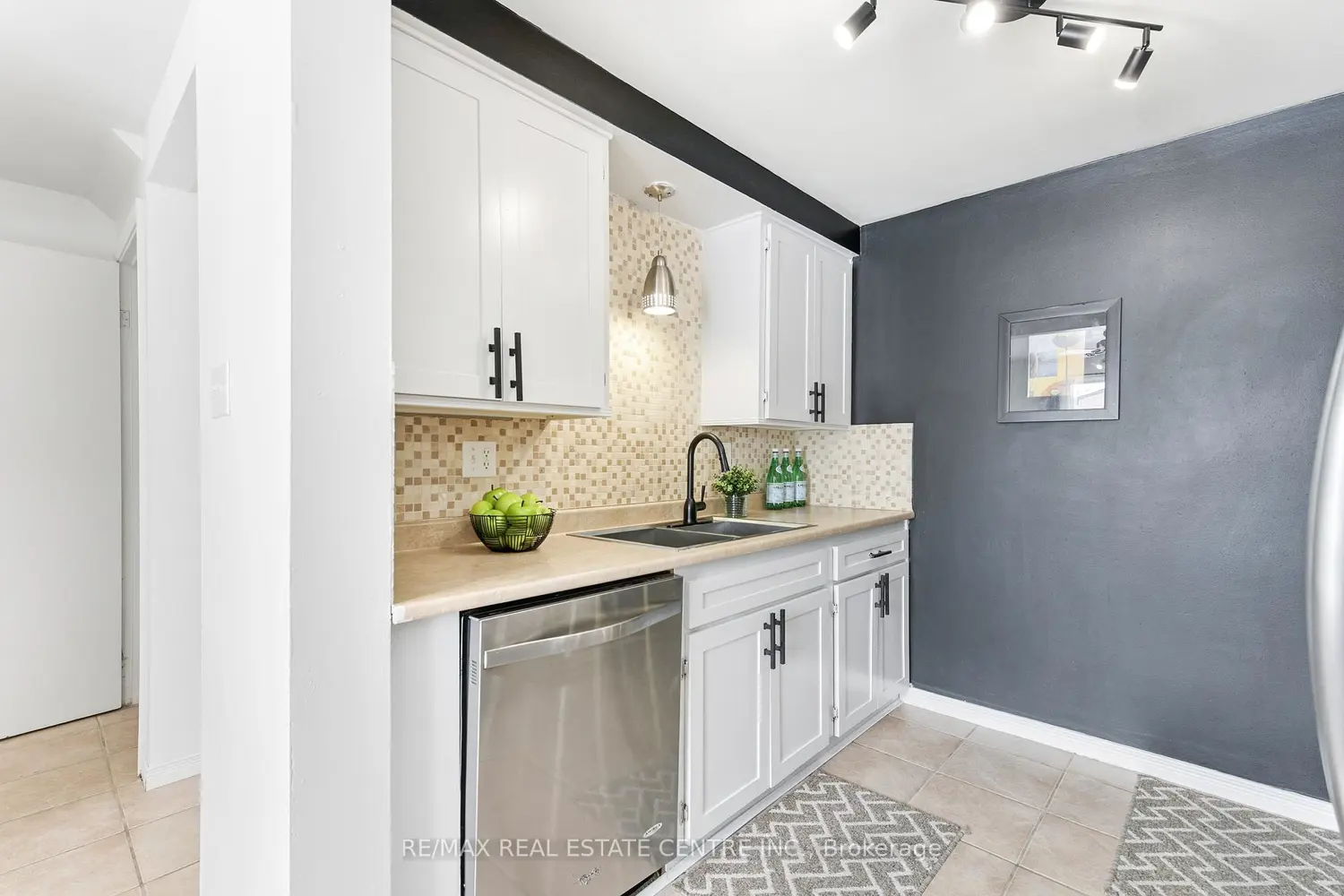 210 Glamis Road 22 photo 4