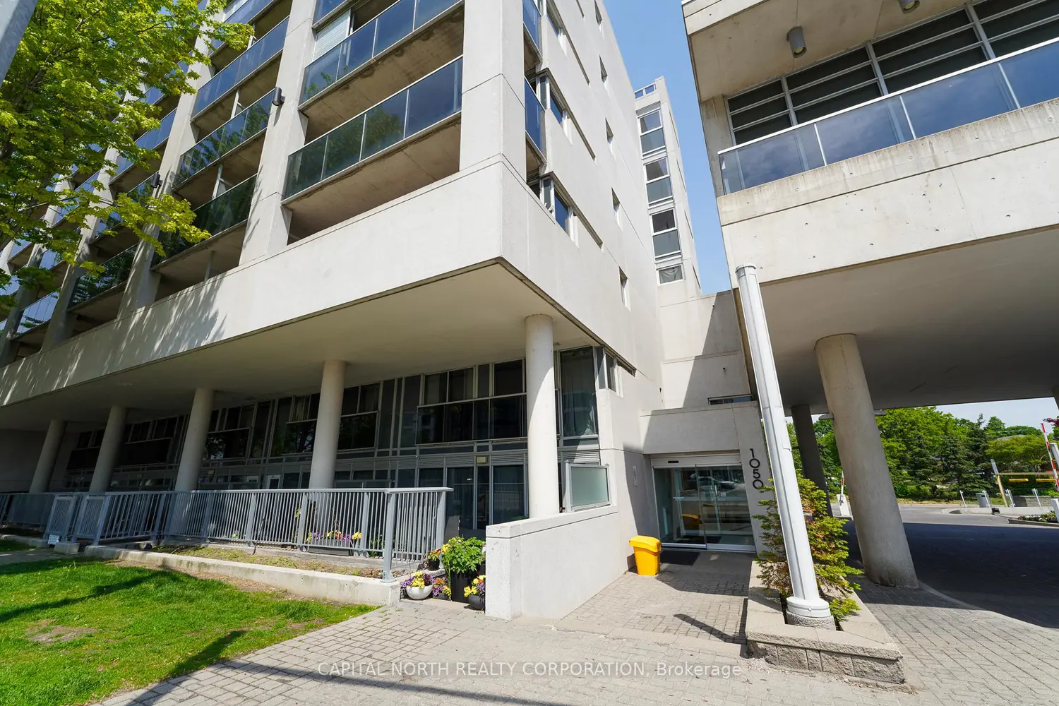1050 The Queensway 207 photo 2