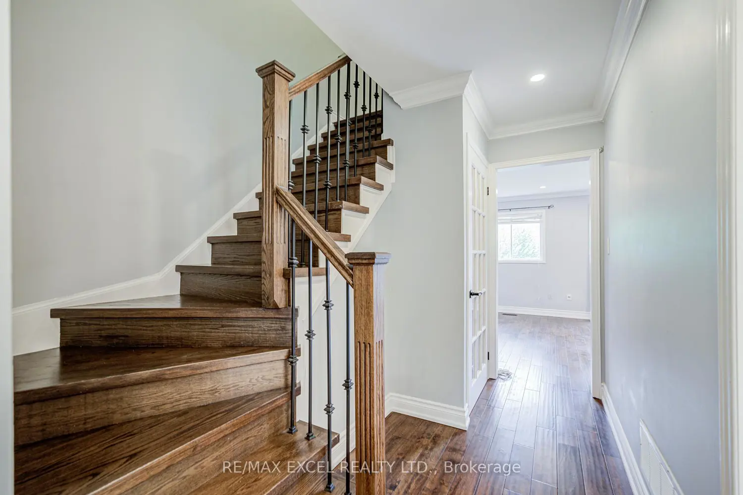 7025 Dunrobin Way photo 4