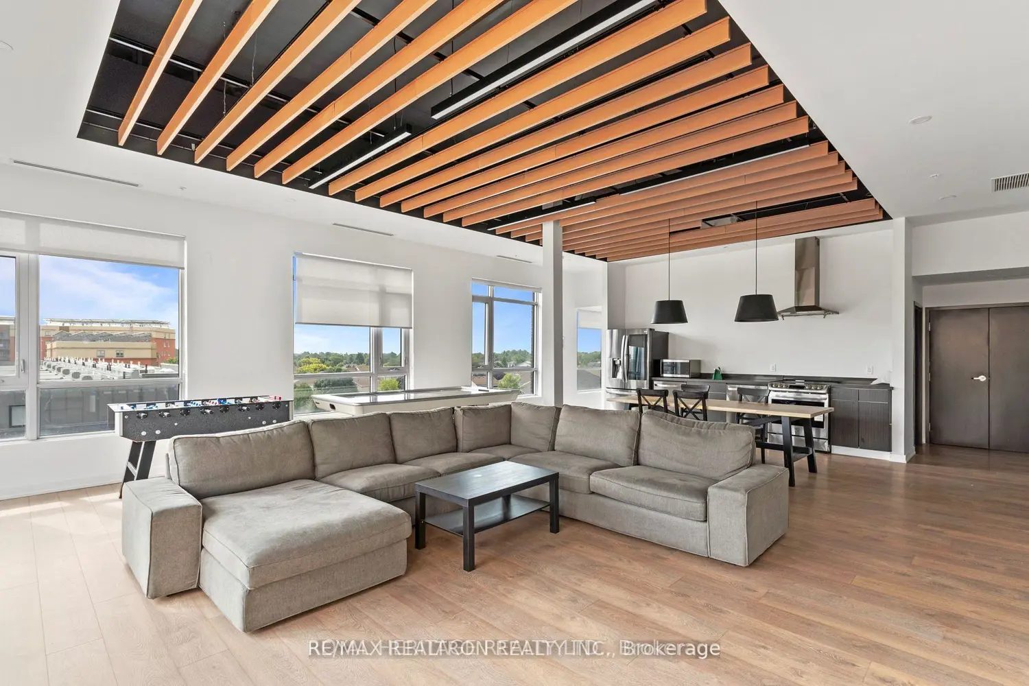 1800 Simcoe Street 401 photo 2