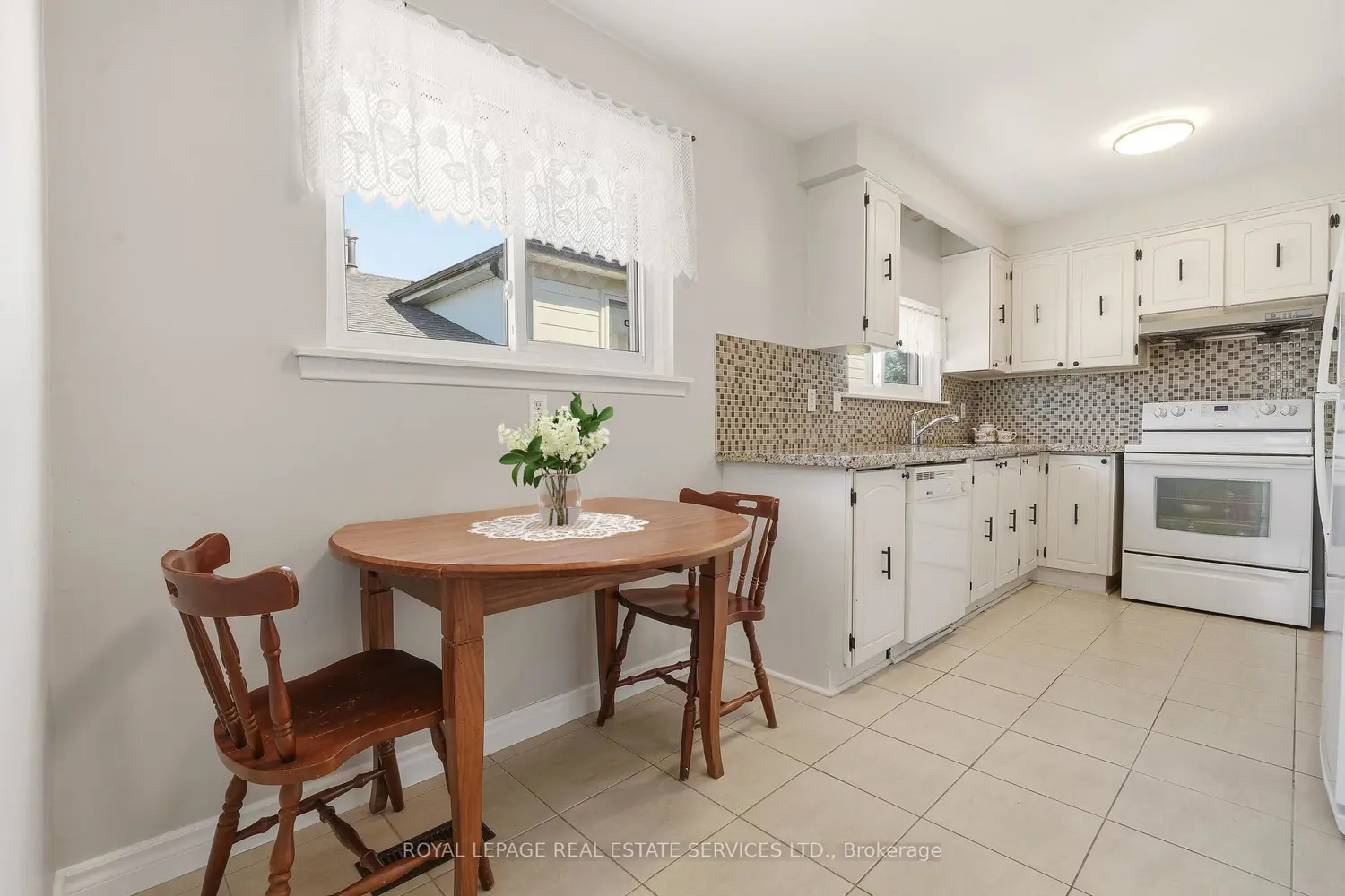 3454 Oakglade Crescent photo 2